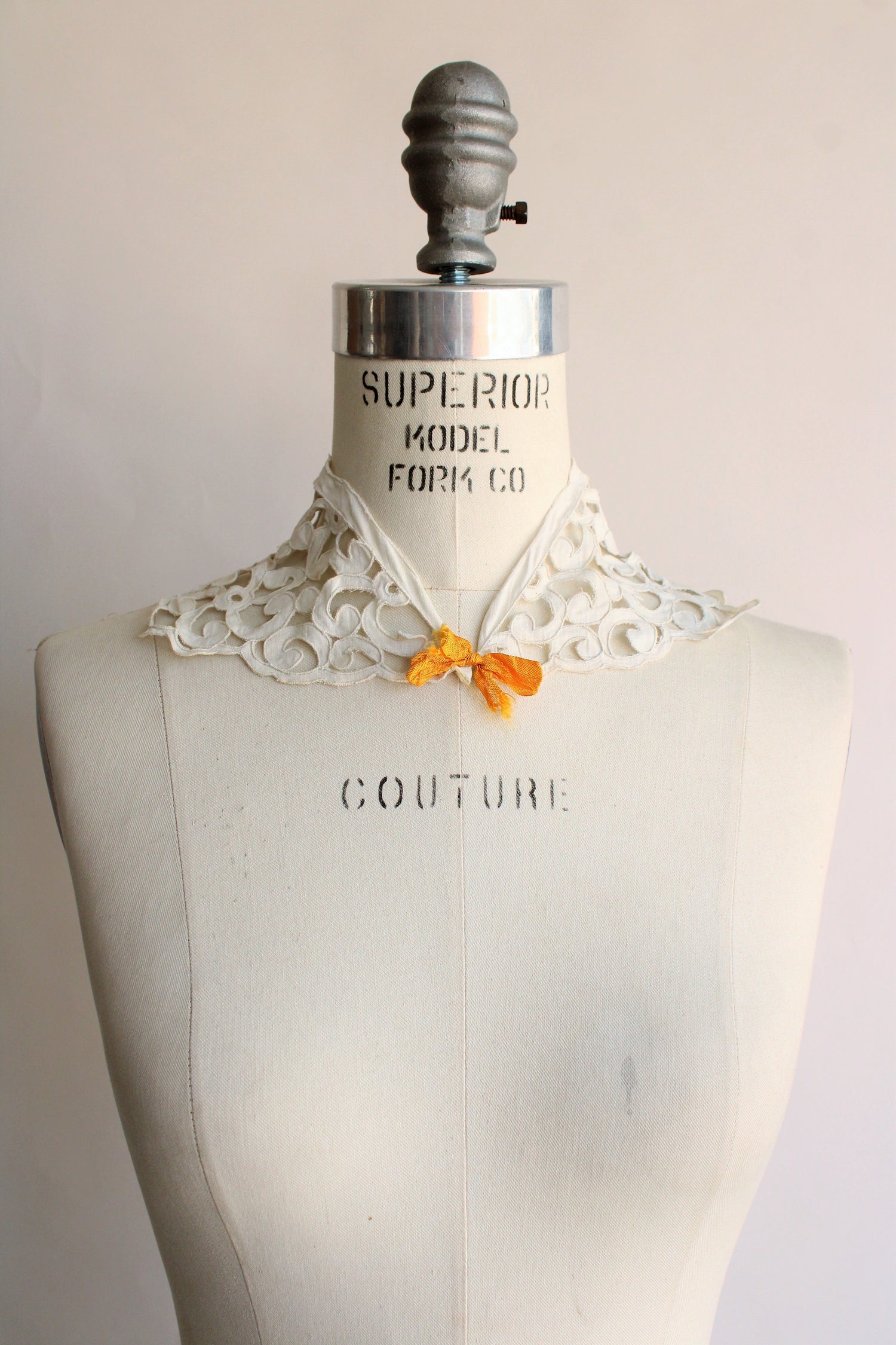 Vintage 1940s Cutwork Lace Detachable Collar