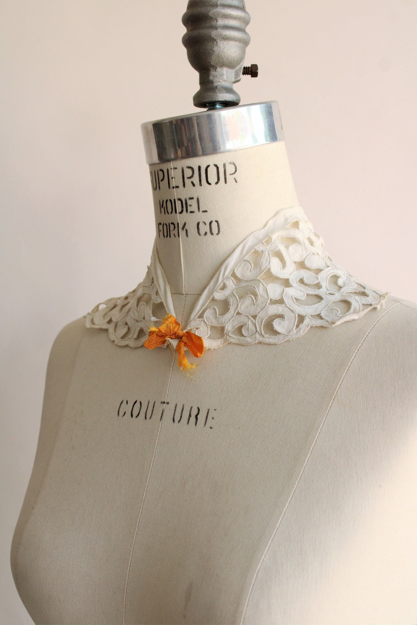 Vintage 1940s Cutwork Lace Detachable Collar