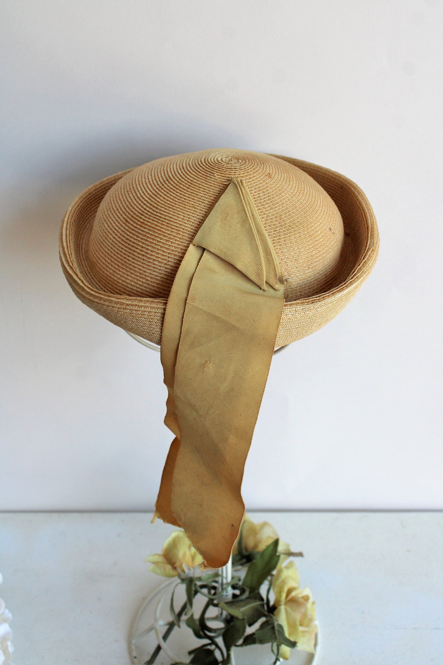 Vintage 1940s 1950s Straw Madeline Hat with Ribbon