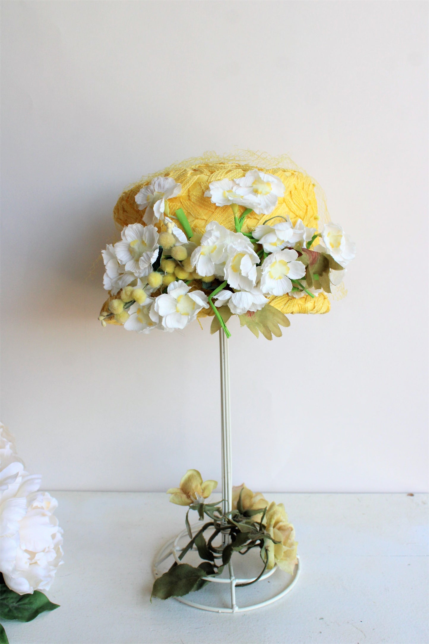 Vintage 1960s Jean Sutton Yellow and White Flower Hat