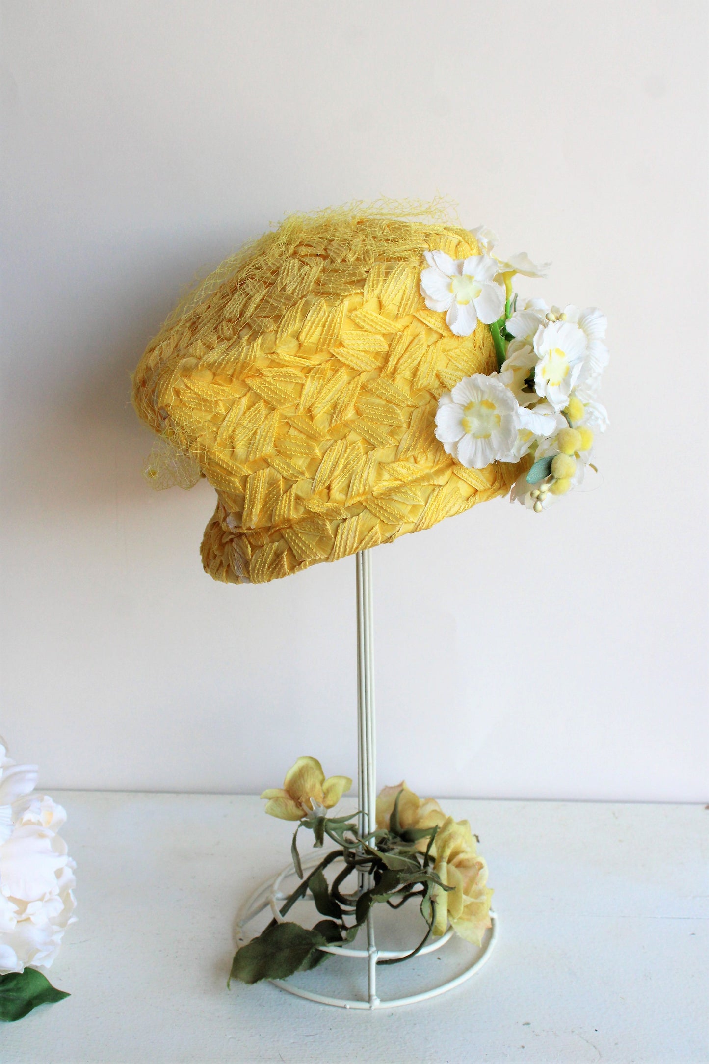 Vintage 1960s Jean Sutton Yellow and White Flower Hat