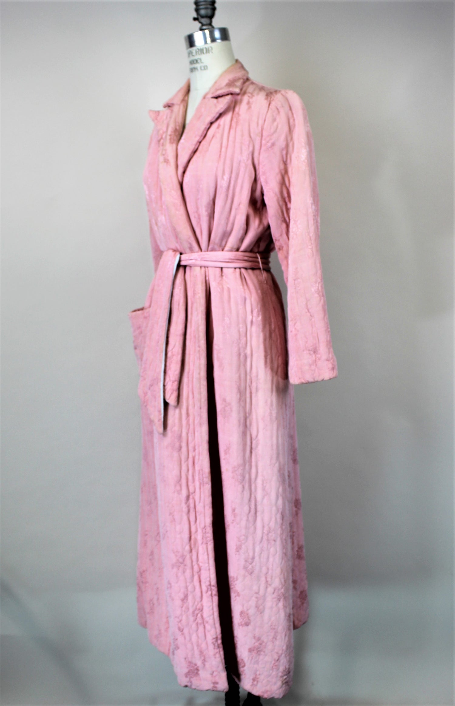 Vintage 1940s Pink Rayon Robe Wiith Pockets