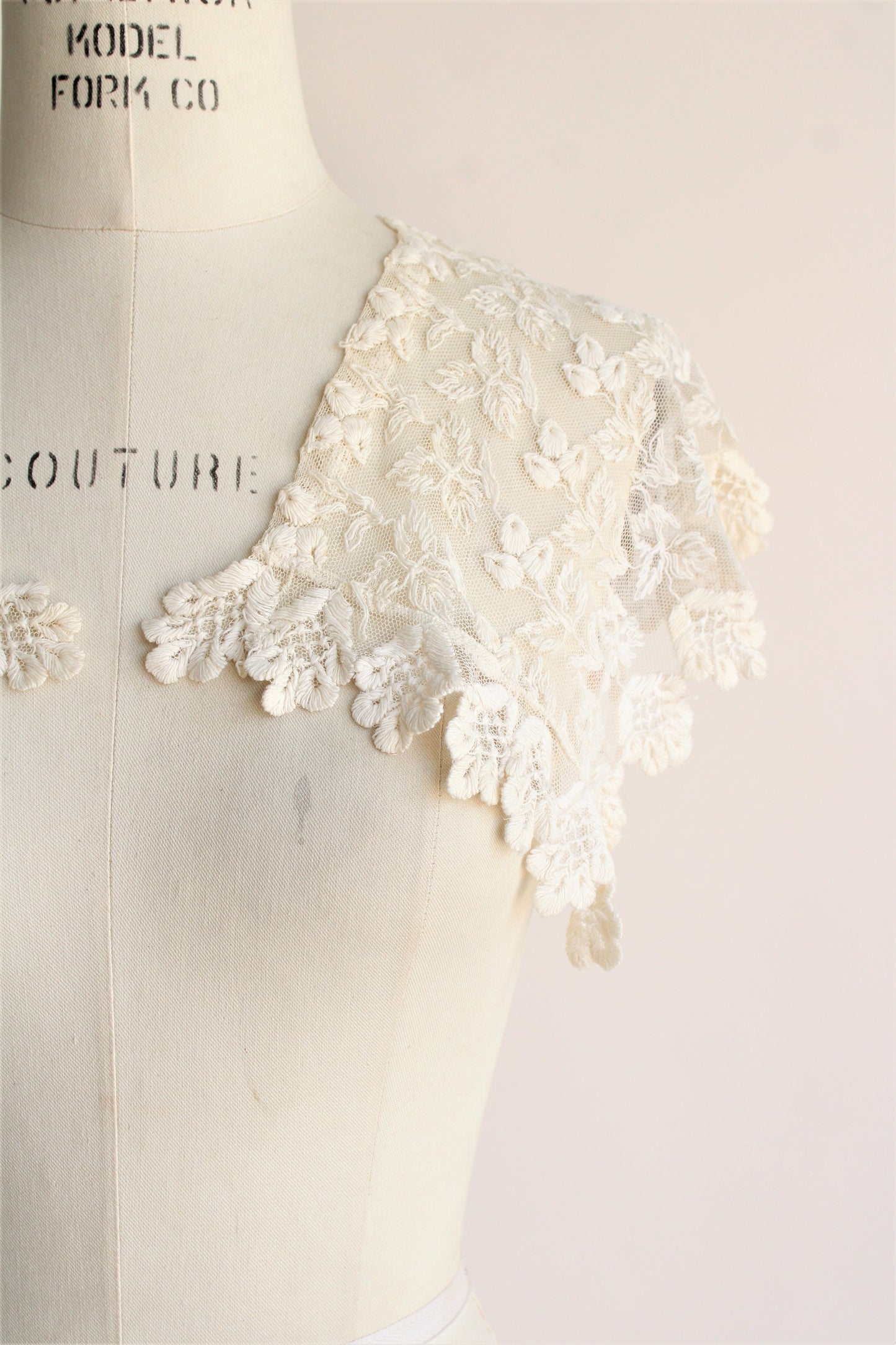 vVintage 1930s 1940s Ivory Lace Shawl Collar