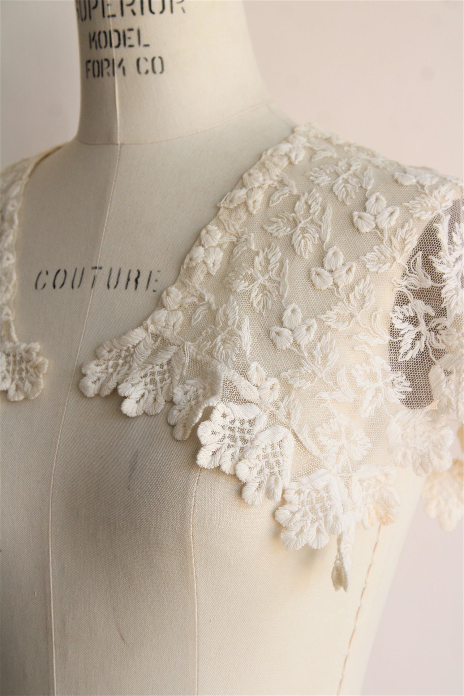 Vintage 1930s 1940s Ivory Lace Shawl Collar