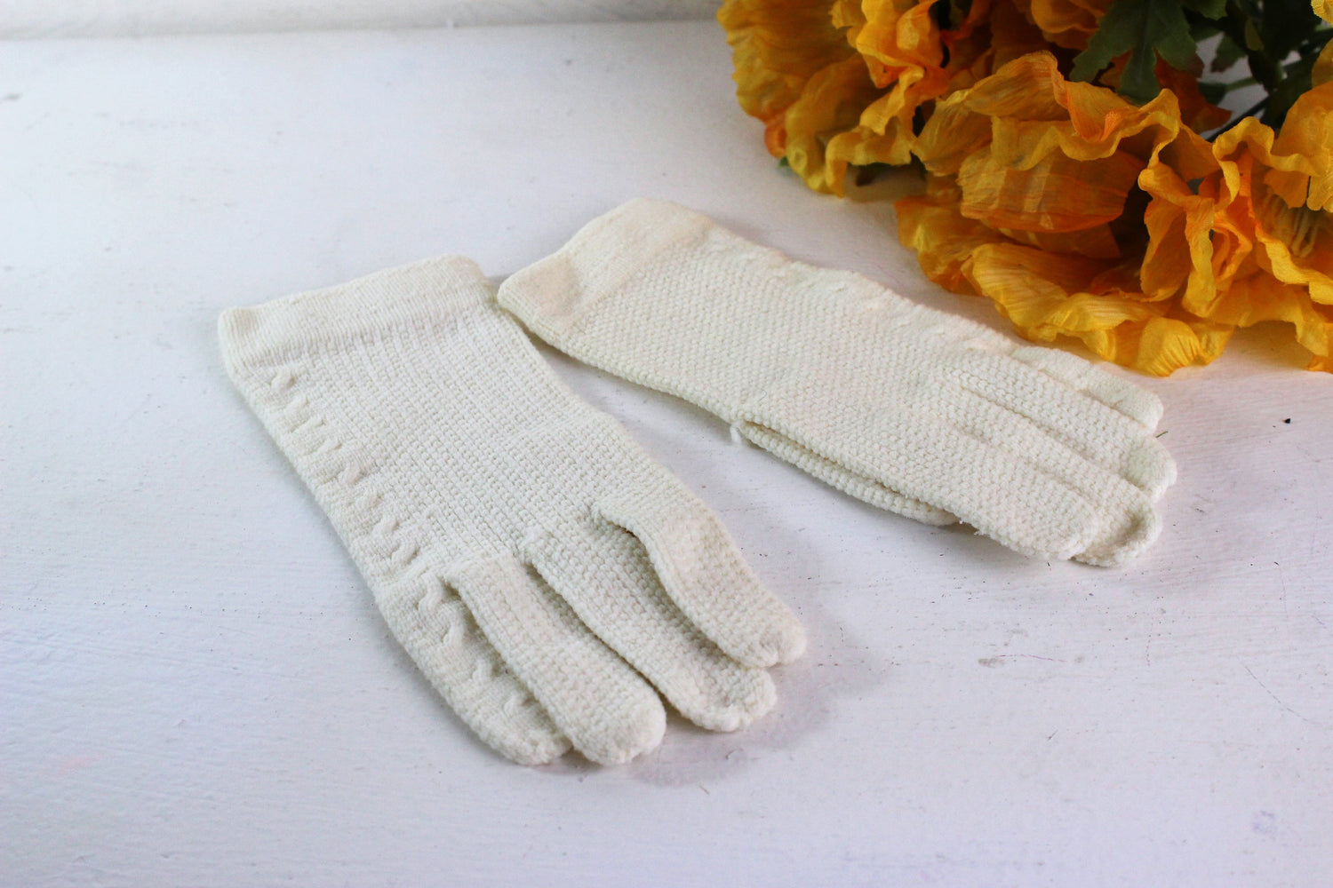 Vintage 1960s Ivory Gloves, Knit, by Kerrybrooke