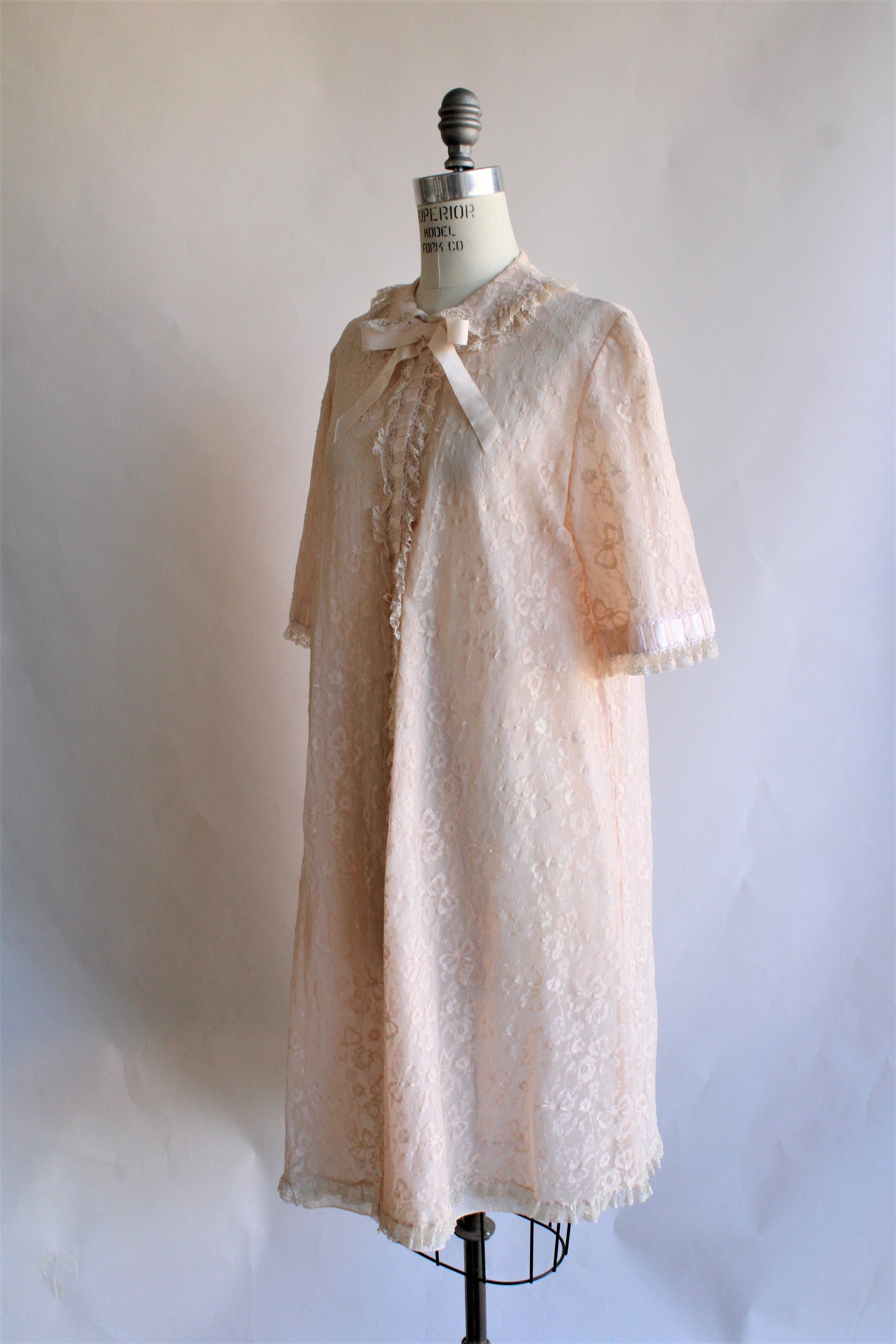 Vintage 1960s Odette Barsa Pink Lace Robe