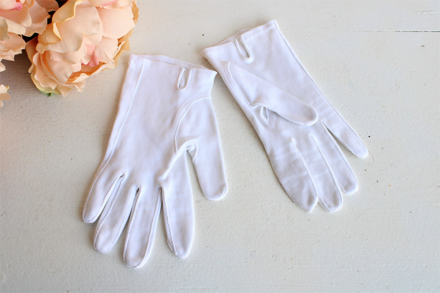 Vintage 1950s White Cotton Embroidered Gloves