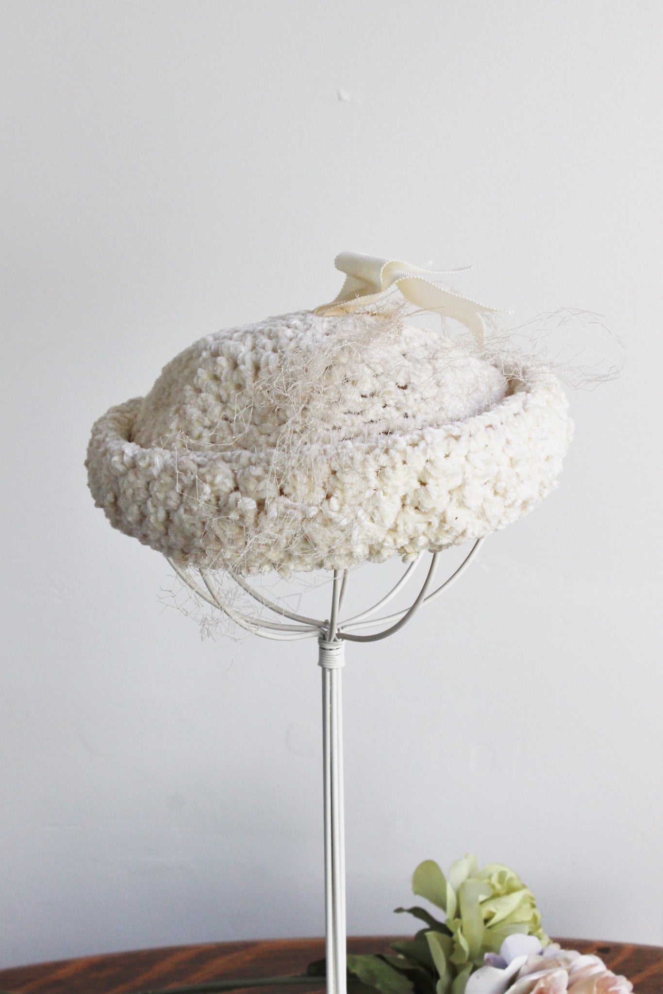 Vintage 1960s JW Robinson Ivory Chenille Knitted Halo Hat