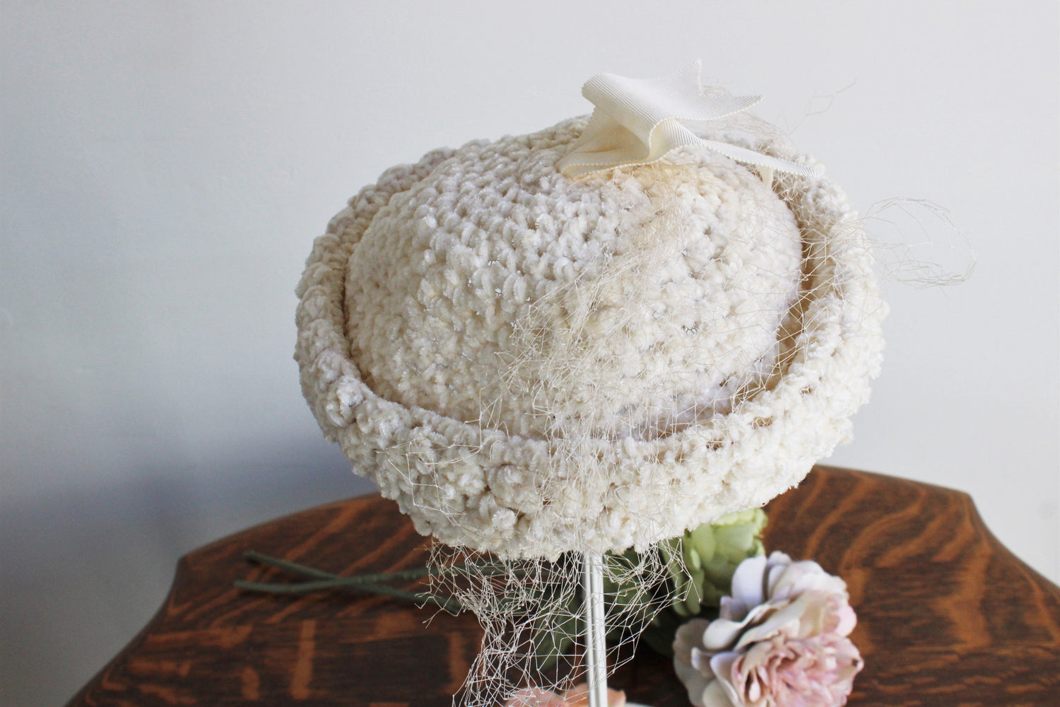 Vintage 1960s JW Robinson Ivory Chenille Knitted Halo Hat