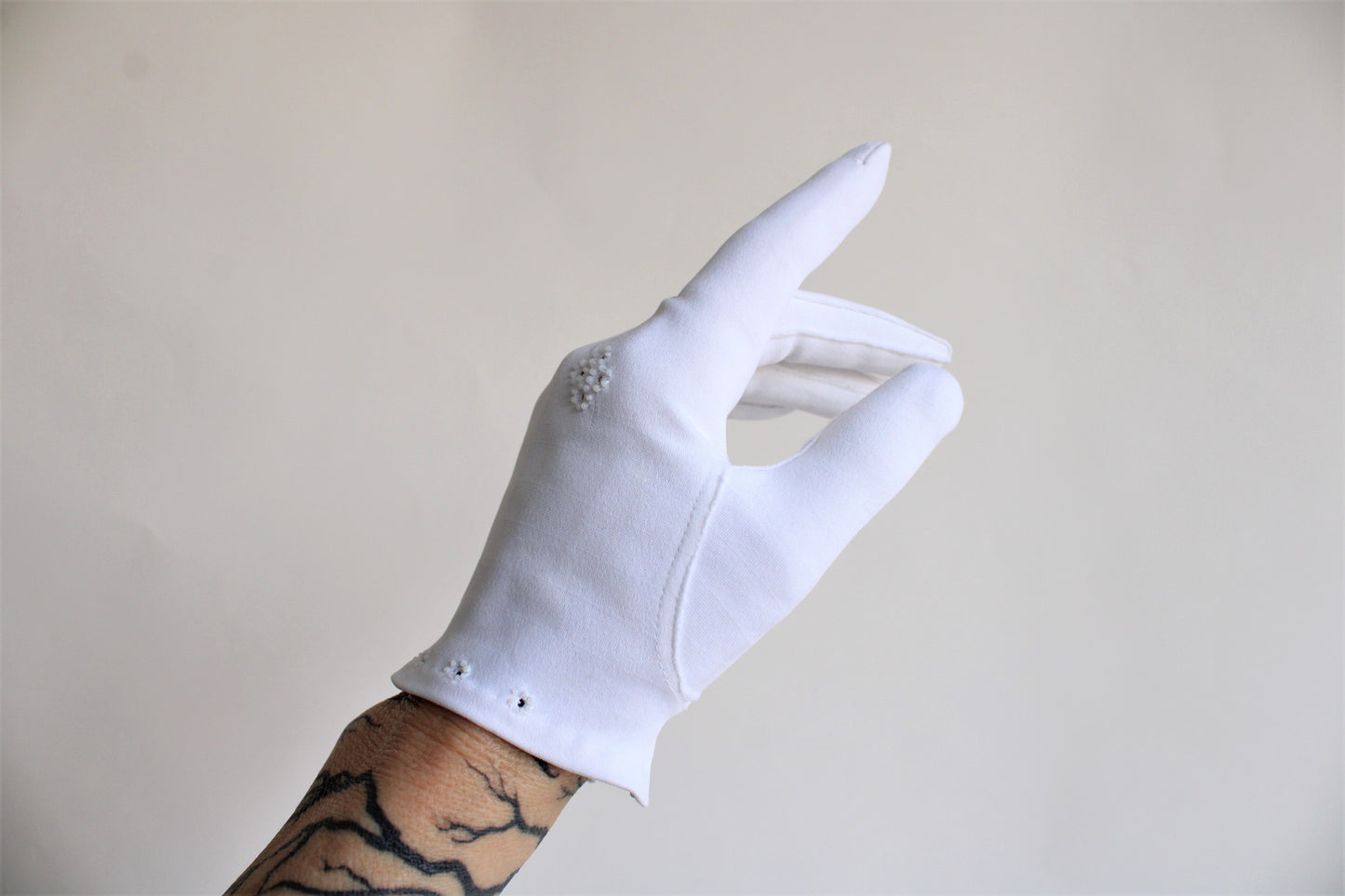 Vintage 1950s White Cotton Embroidered Gloves