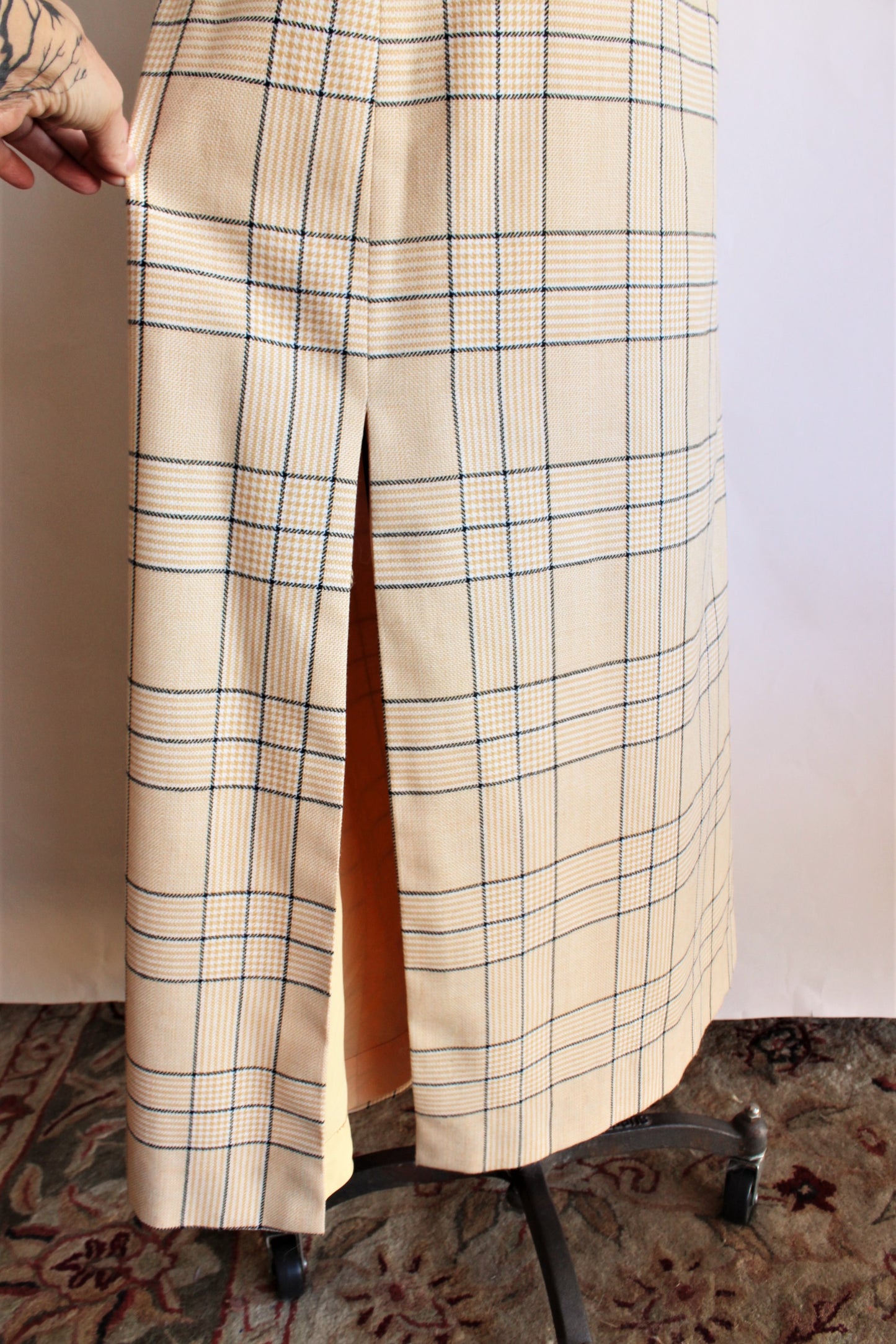 Vintage Maxiskirt in a Burberry-like plaid.