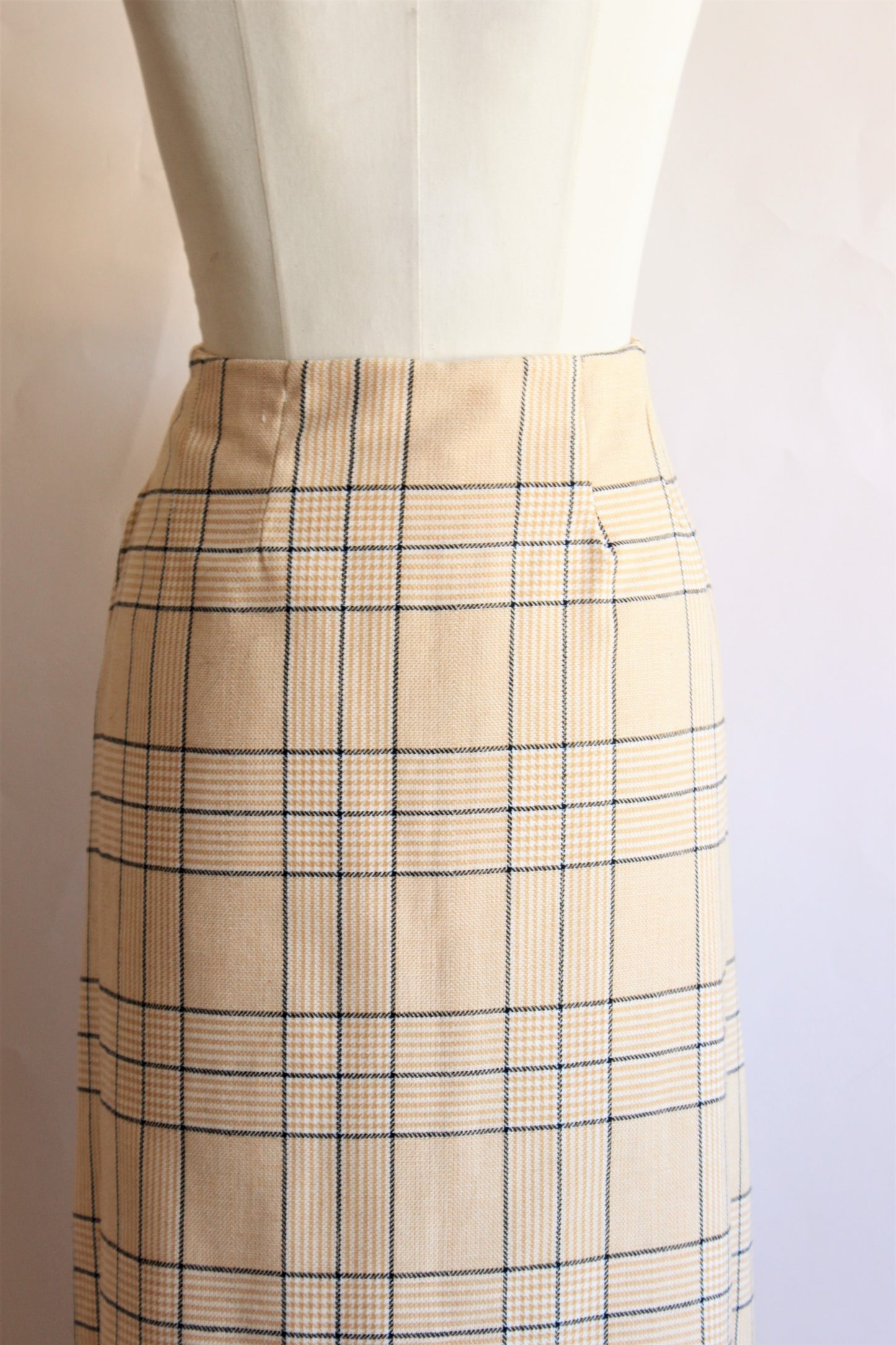Vintage Maxiskirt in a Burberry-like plaid.