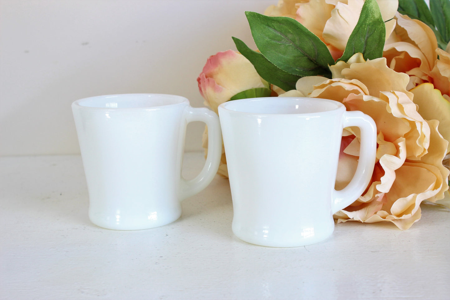 Lot of 4 Vintage White Milk Glass D-Handle Coffee Cups Mugs VGC