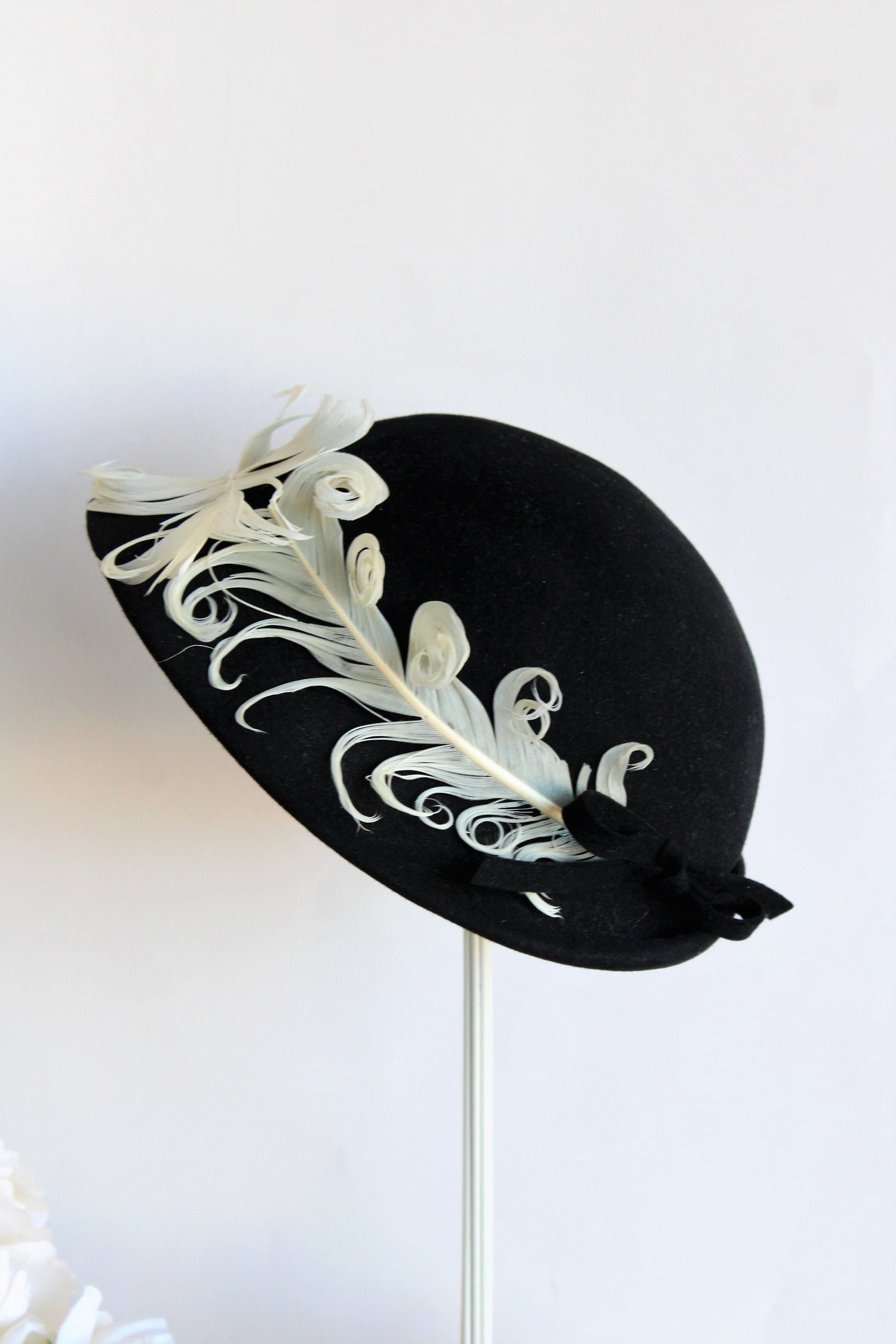 Vintage 1930s 1940s Black Wool Hat with Feathers