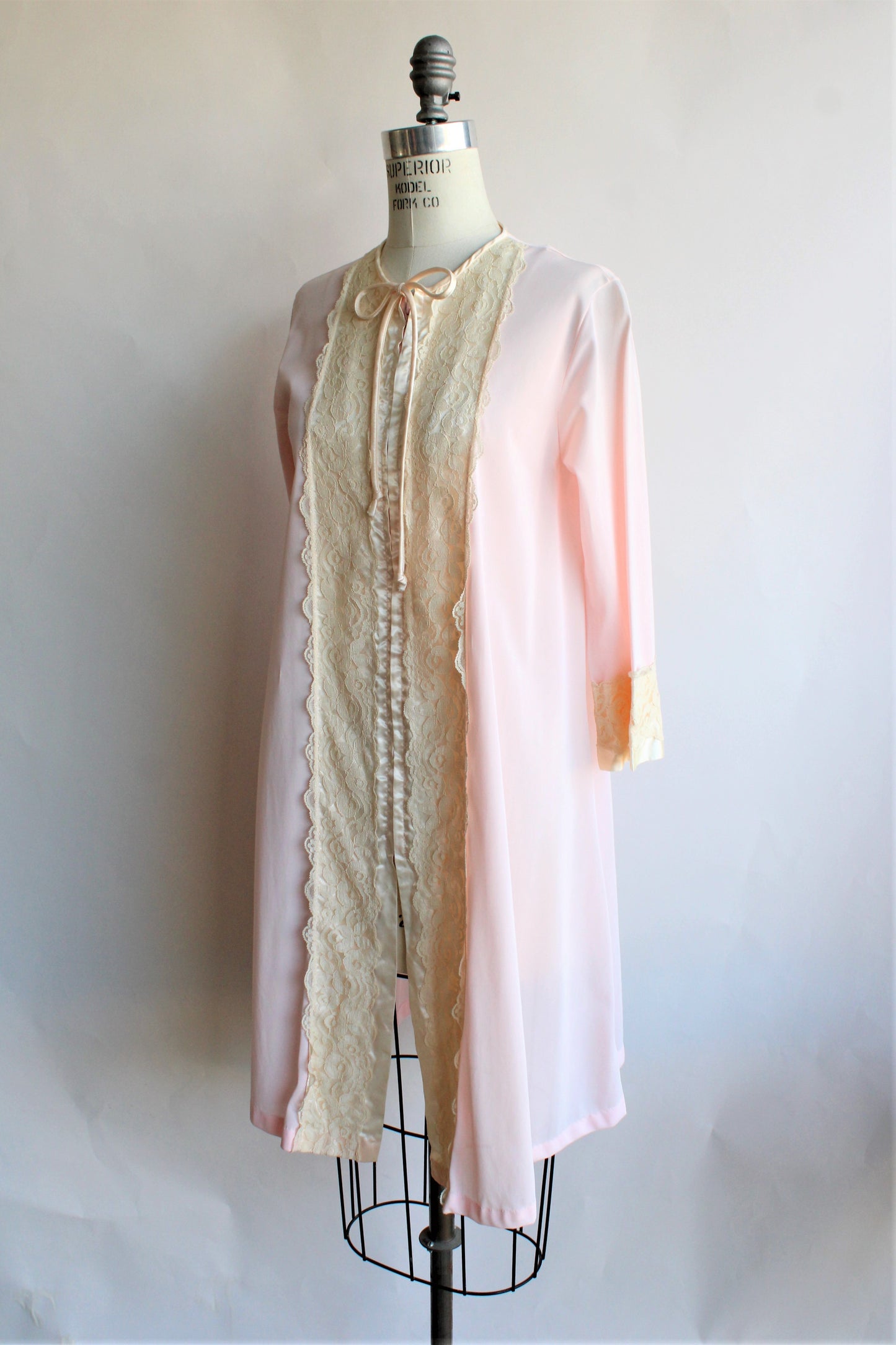 Vintage 1970s Gilead Pink And Lace Nylon Robe with Zip up Front