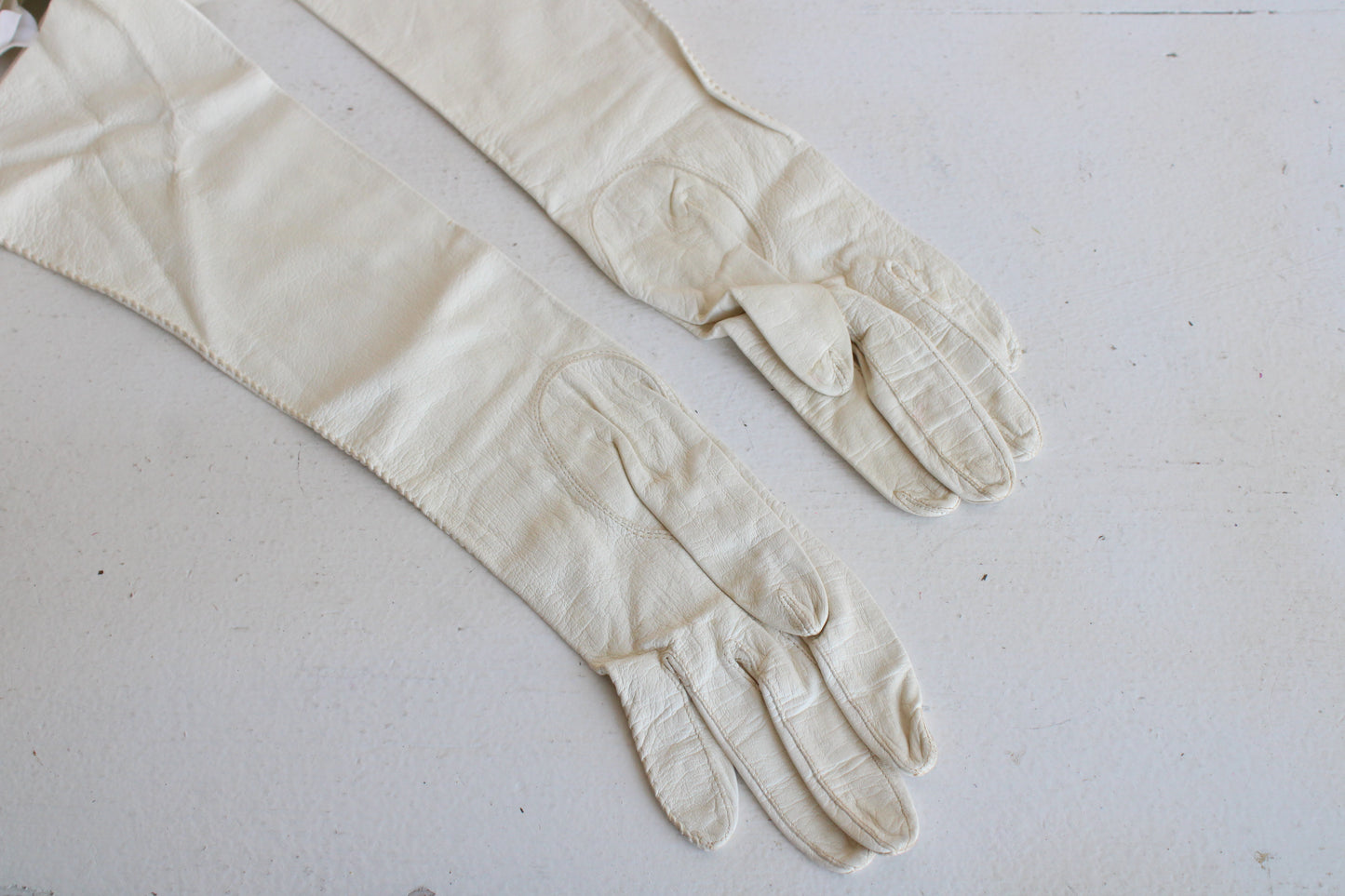 White 1950s 1960s Kid Leather Gloves