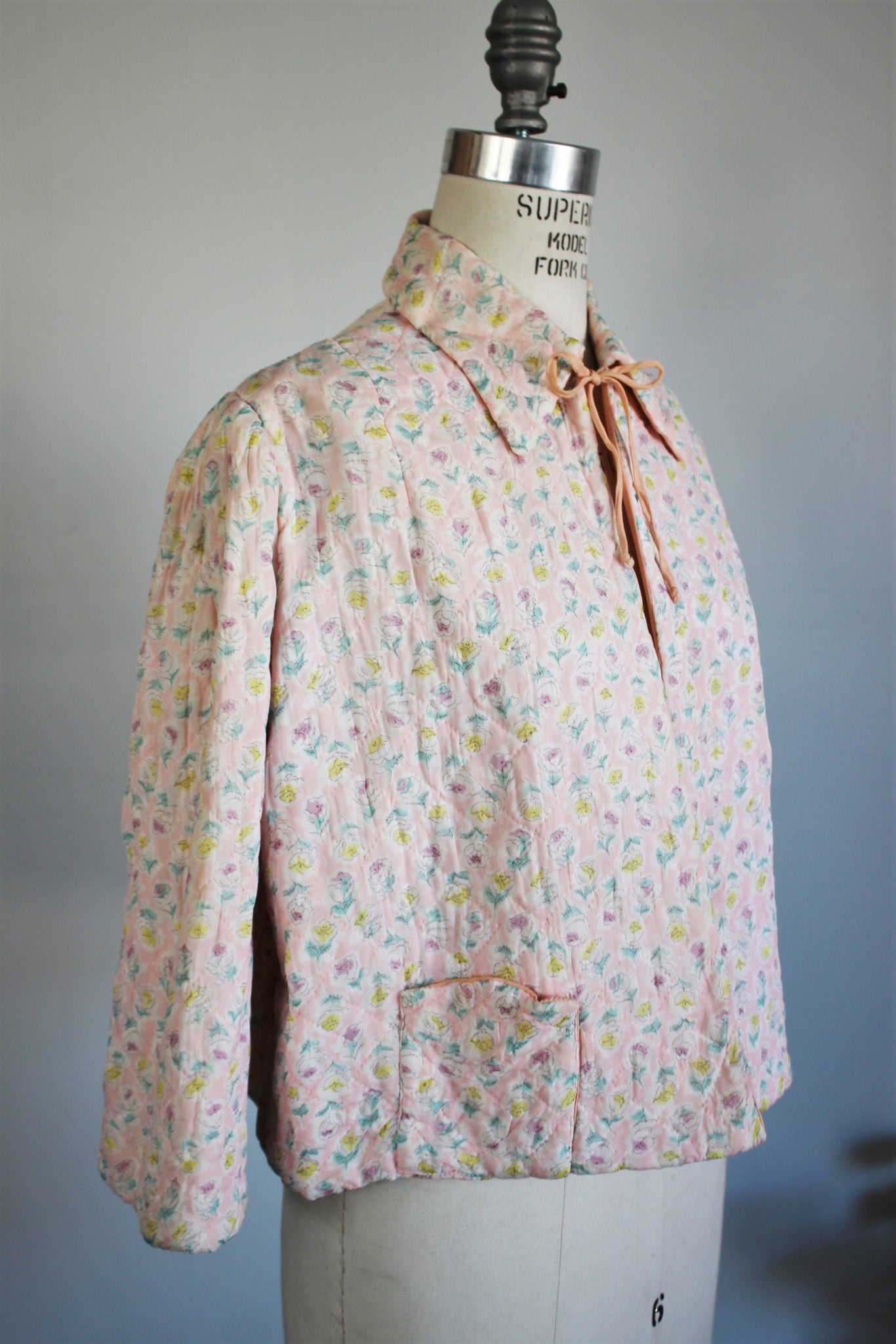 Vintage 1930s 1940s Pink Quilted Bed Jacket With Floral Print / Dolly Hart