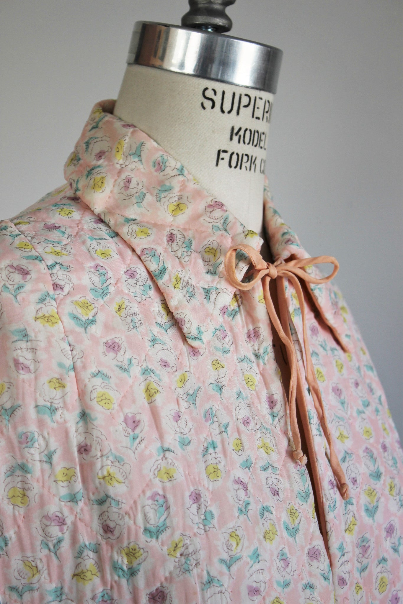 Vintage 1930s 1940s Pink Quilted Bed Jacket With Floral Print / Dolly Hart