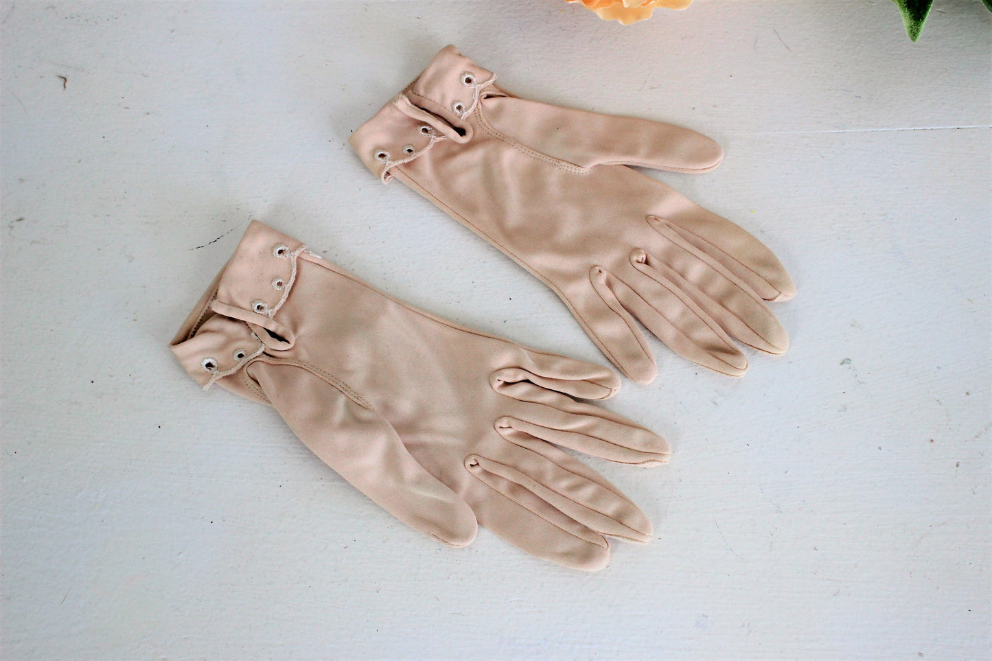 Vintage 1950s Beige Gloves Eyelet Trim Size 6.5