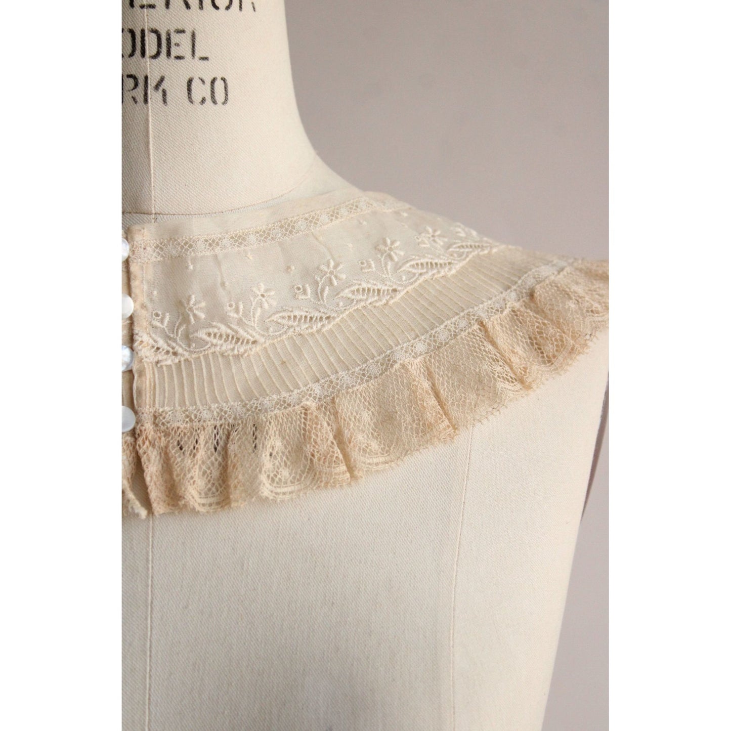Vintage 1900s 1910s Collar in Beige Lace