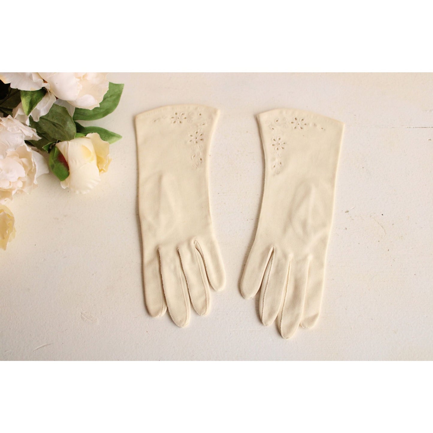 Vintage 1950s 1960s Aris Gloves Size 6 1/2 in Embroidered Ivory Cotton