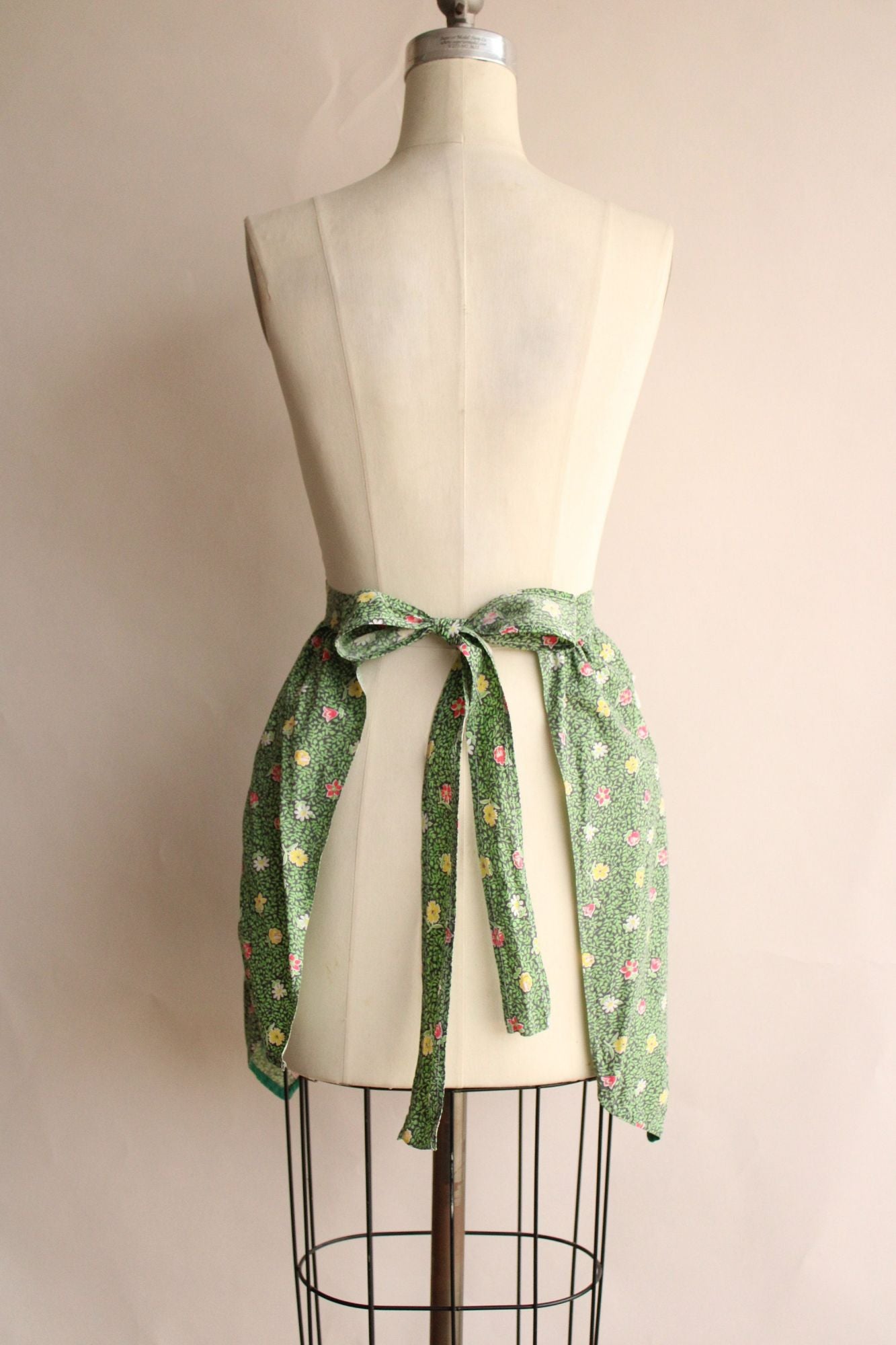 Vintage 1950s Apron with Pocket and Eyelet Lace Trim