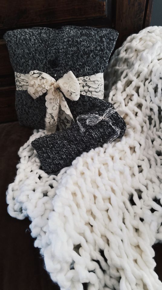 The Snow Ball Arm Knit Chunky Blanket in White